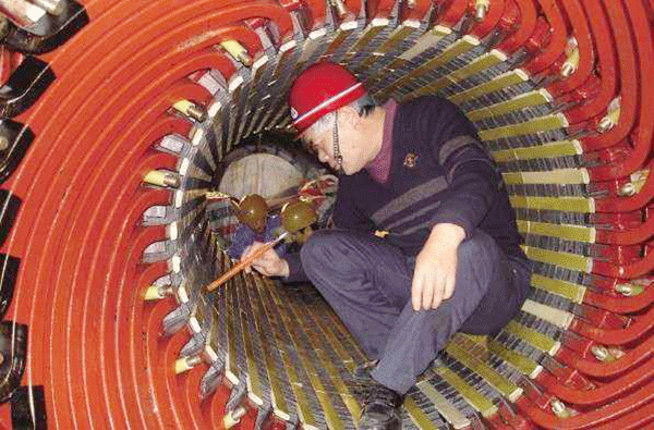 西安泰富西瑪電機吳高治、劉長安、張衛(wèi)華榮獲西安市勞動模范榮譽稱號。