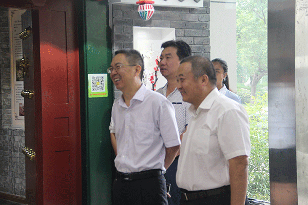 河南沁陽市委副書記薛勇帶領(lǐng)沁陽企業(yè)考察團(tuán)來西瑪電機參觀訪問。
